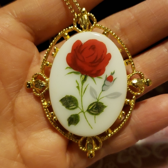 Jewelry - Vintage floral cameo